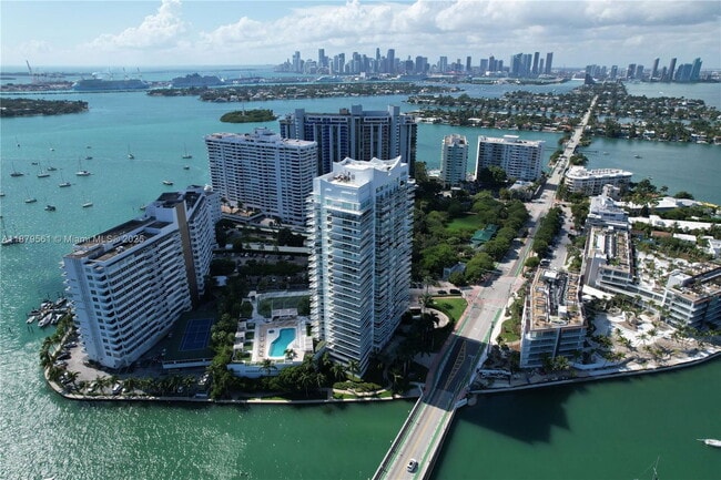 Building Photo - 10 Venetian Way
