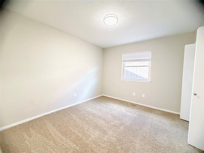 Building Photo - 121 W Vail Dr