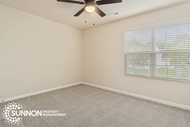 Building Photo - 3 Bed/2.5 Bath Home Close to Mountain Isla...
