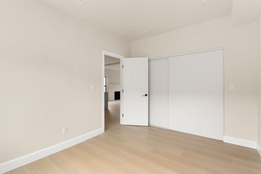 Building Photo - 5670 Lexington Ave