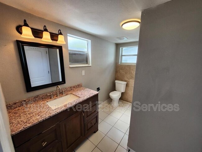 Building Photo - 2406 E Clark St