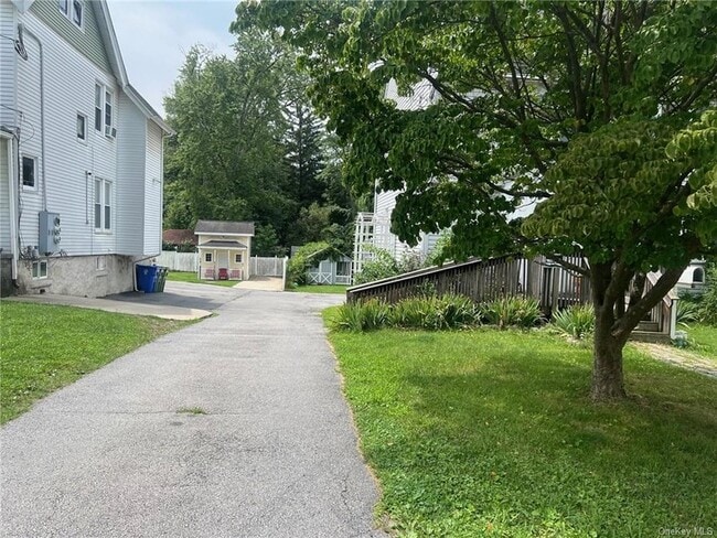 Building Photo - 123 Monhagen Ave