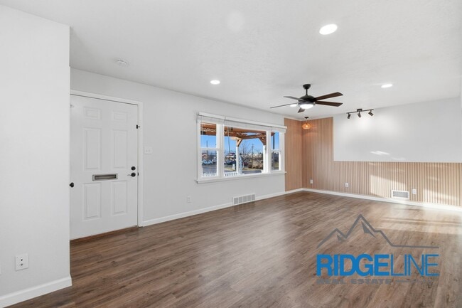 Building Photo - Immaculately Cared for Remodeled East End home