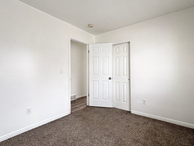 Building Photo - Bright & Spacious Rambler in Rose Park!