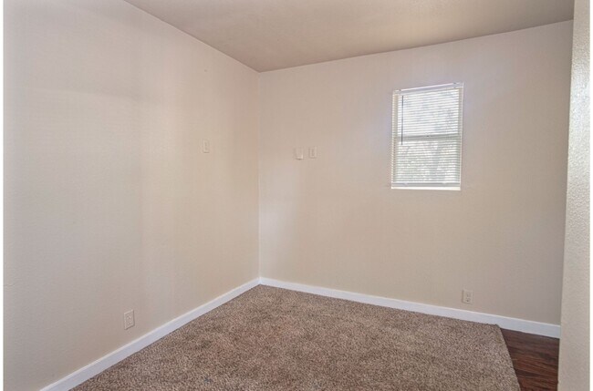 Building Photo - 526 Cooper St