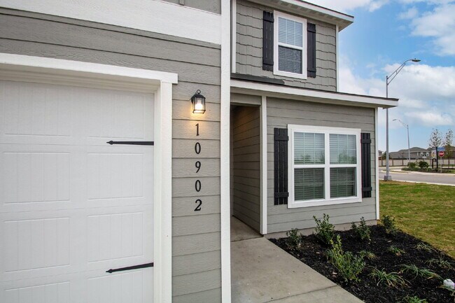 Building Photo - 5 Bedroom Home Close to 1604 and I10 East