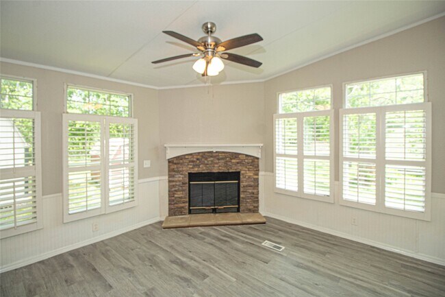 Building Photo - 613 River Rd