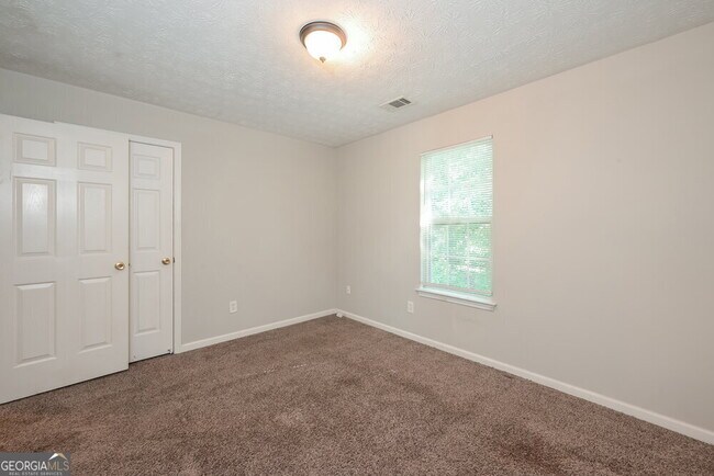Building Photo - 154 Springbottom Dr SE