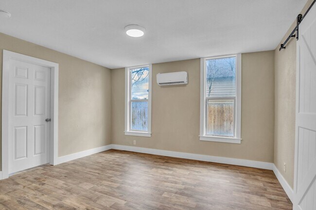 Building Photo - 912 W 13th St