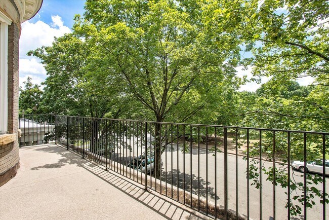 Building Photo - Swanky 2000 sf duplex in the heart of Church Hill