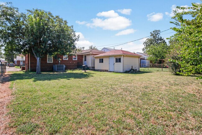 Building Photo - 433 Showalter Dr