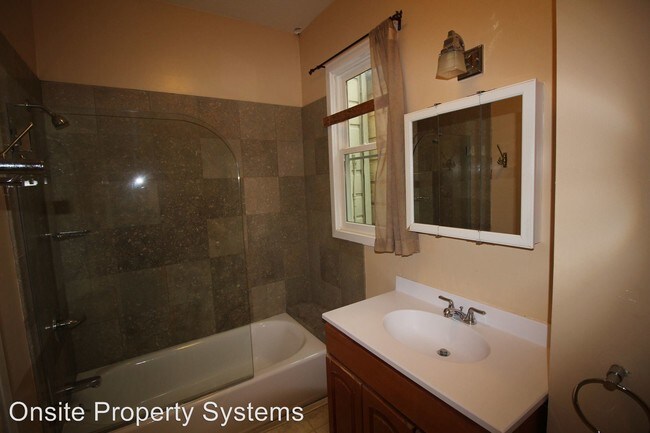 Building Photo - 3 br, 1.5 bath Apartment - 166 Carl Street