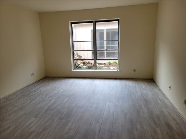 Building Photo - 406 Fox Briar Ln