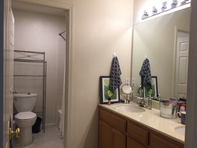 Upstairs bathroom with dual Vanities - 8022 Mammoth Dr