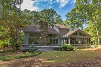 Building Photo - This Home is a Hole in One!