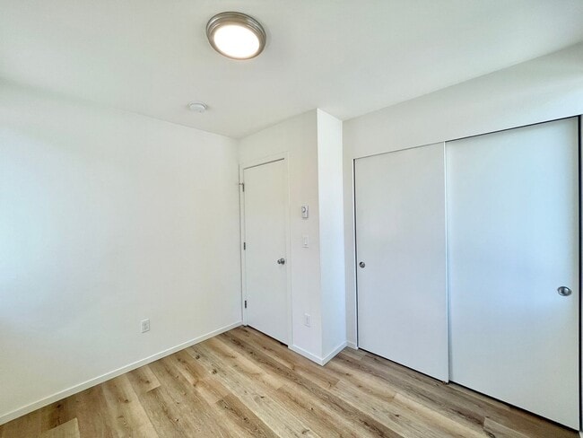 Building Photo - Spacious Modern Townhome in UD!!
