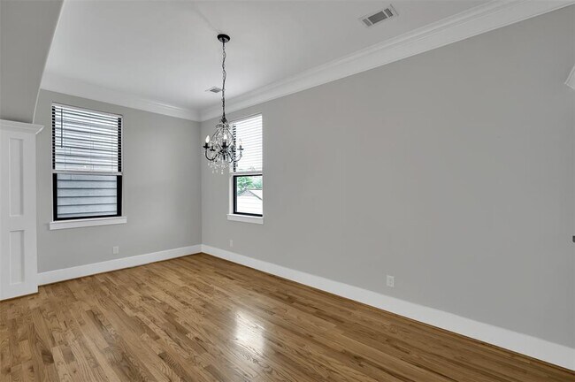 Building Photo - 910 W 20th St