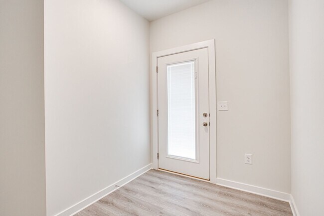 Building Photo - 715 W Vincent Dr