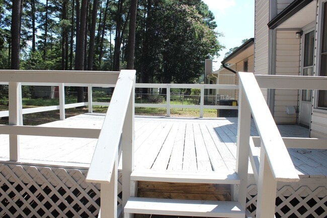 Building Photo - Lake Rim area