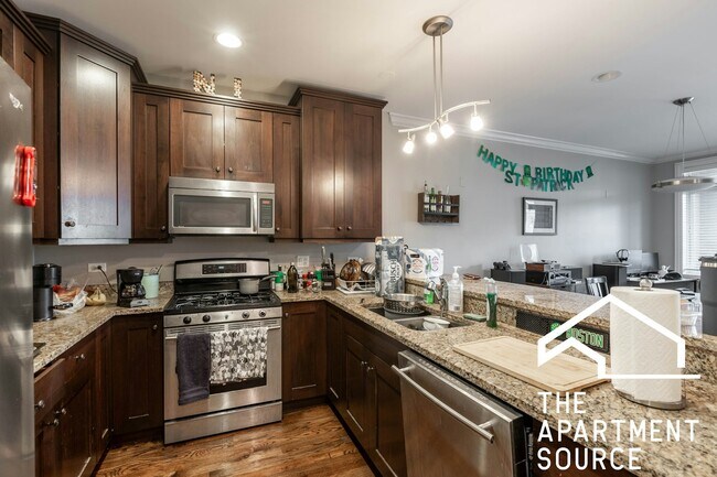 Building Photo - 1136 W Diversey Pkwy