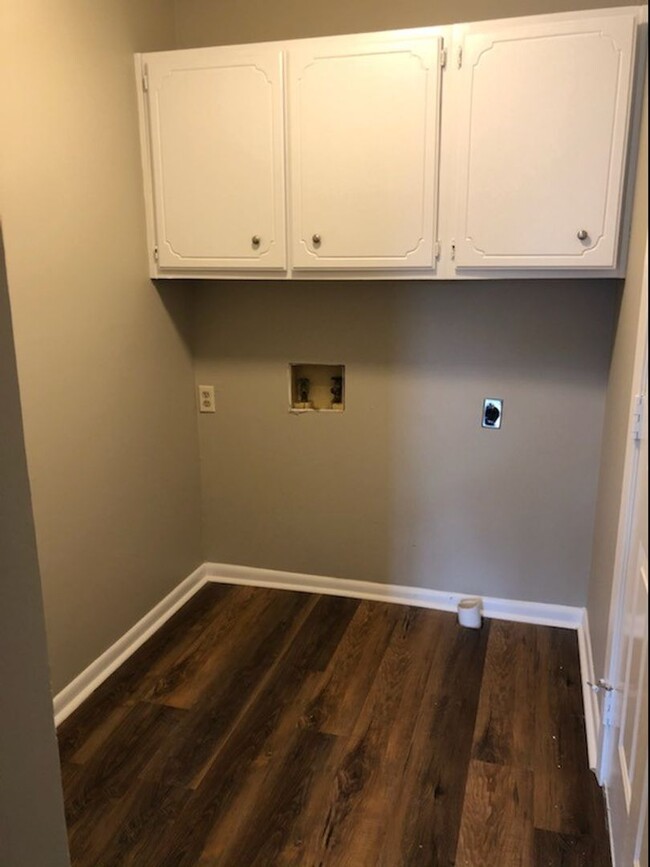 Building Photo - 3 Bedroom 1.5 Bathroom with Garage