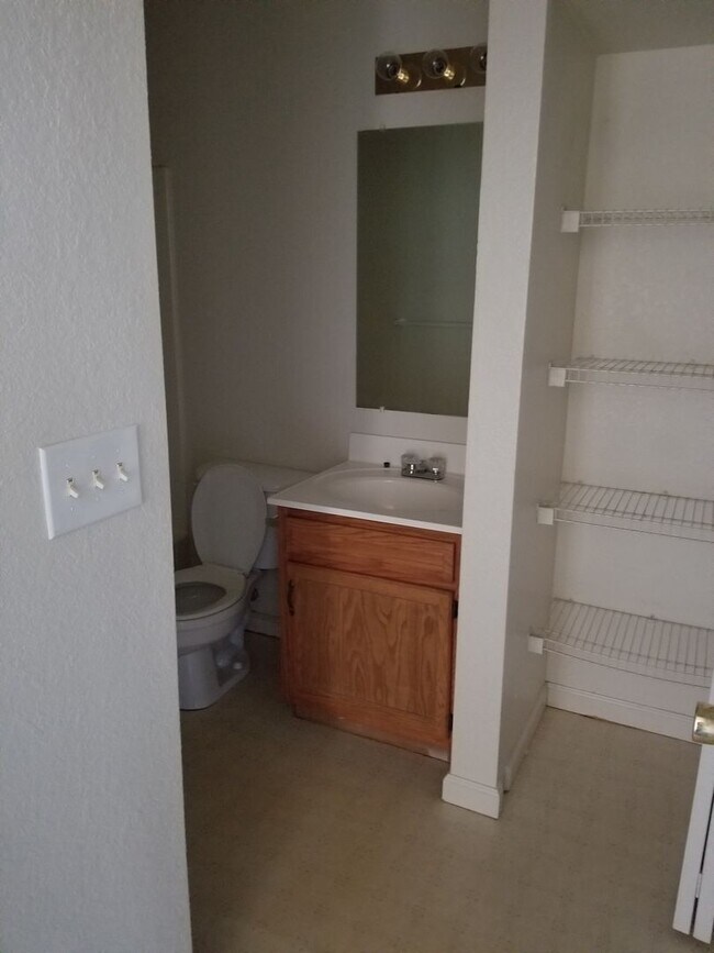 Building Photo - 3 bedroom 2.5 bathroom town house for rent