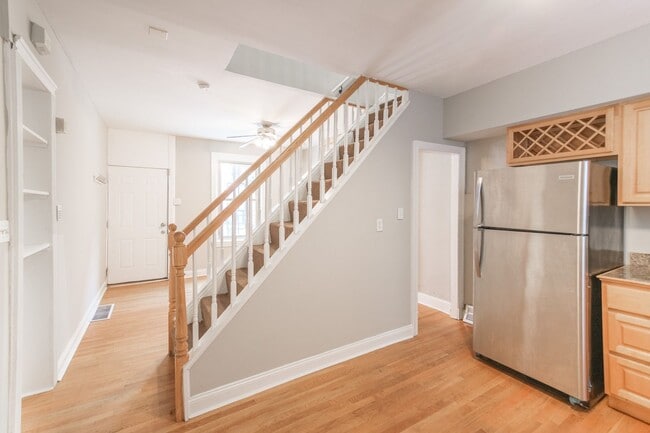 Building Photo - Three Bedroom Home in Graduate Hospital