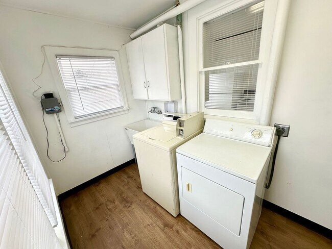 Building Photo - 610 S Pine St