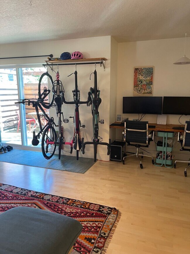 Building Photo - Charming 1-bedroom, 1-bathroom Condo in Phinney Ridge.