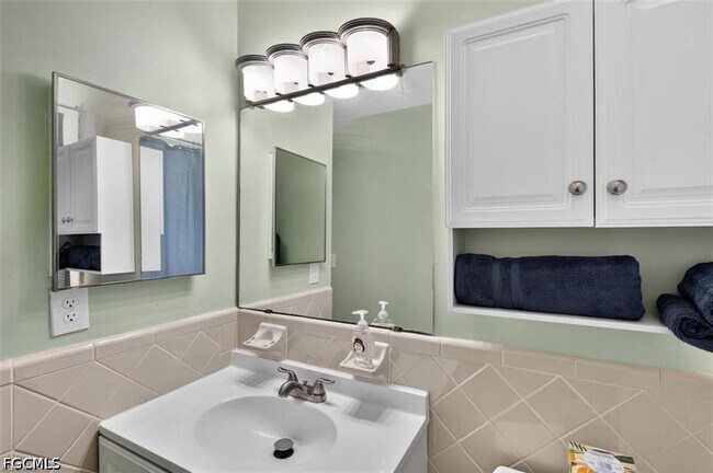 Building Photo - 211 S Lake Dr