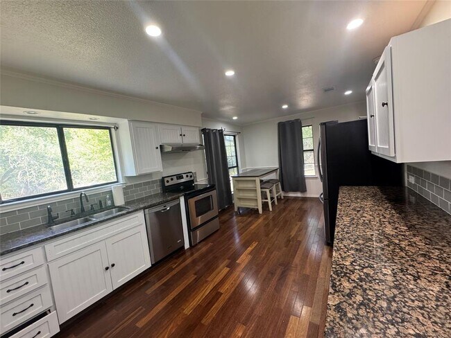 Building Photo - 1045 Hidden Hills Dr