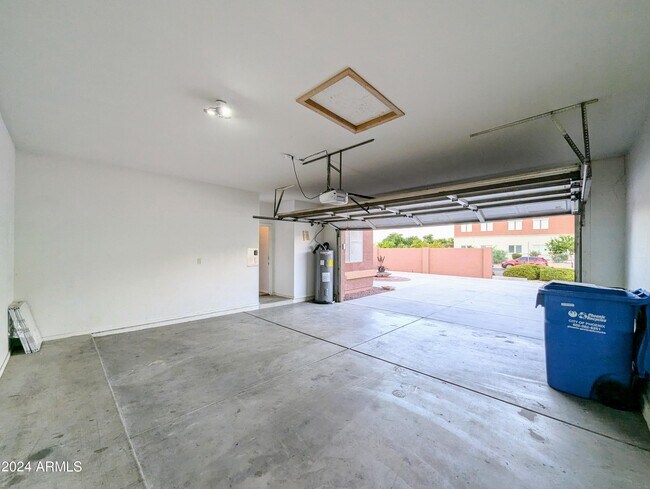 Building Photo - 1530 E Branham Ln