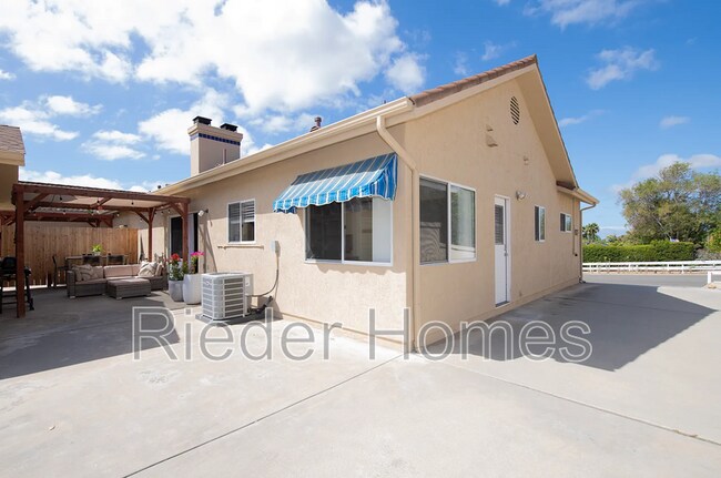 Building Photo - 1606 Hackamore Rd