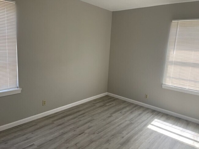Building Photo - 206 Marmok Ave