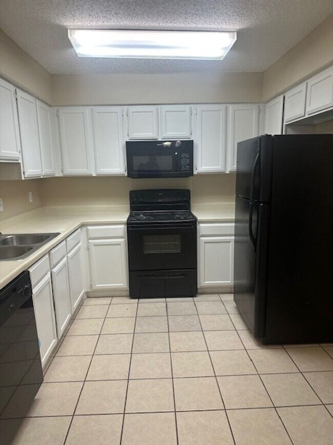 Building Photo - Charming 2 Bedroom, 2 Bathroom Duplex Near Lakeline Mall!