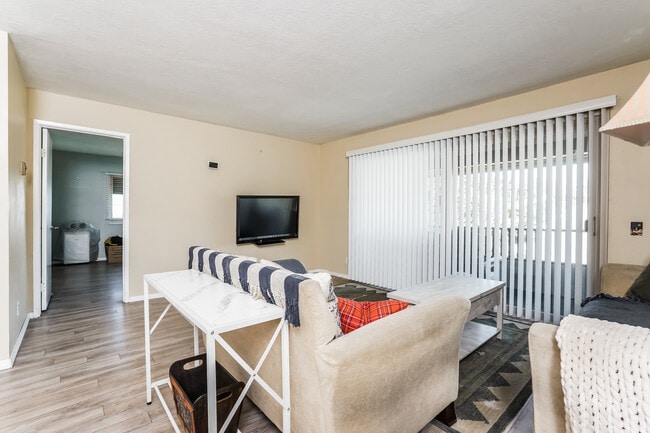 Building Photo - 2530 Clairemont Dr