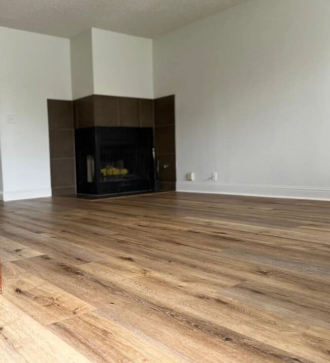 Building Photo - Charming 2-Bed, 2.5-Bath Townhouse in Arro...