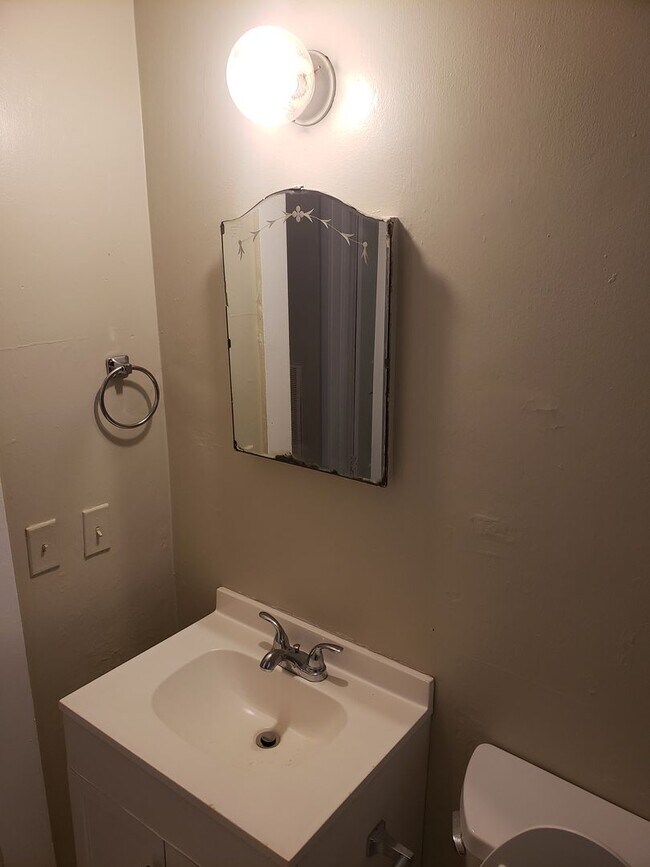 Building Photo - Duplex on Higgs St