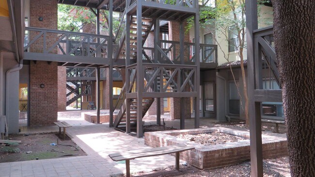 Building Photo - Beautiful 2 bed 1 bath condo 3 blocks from...