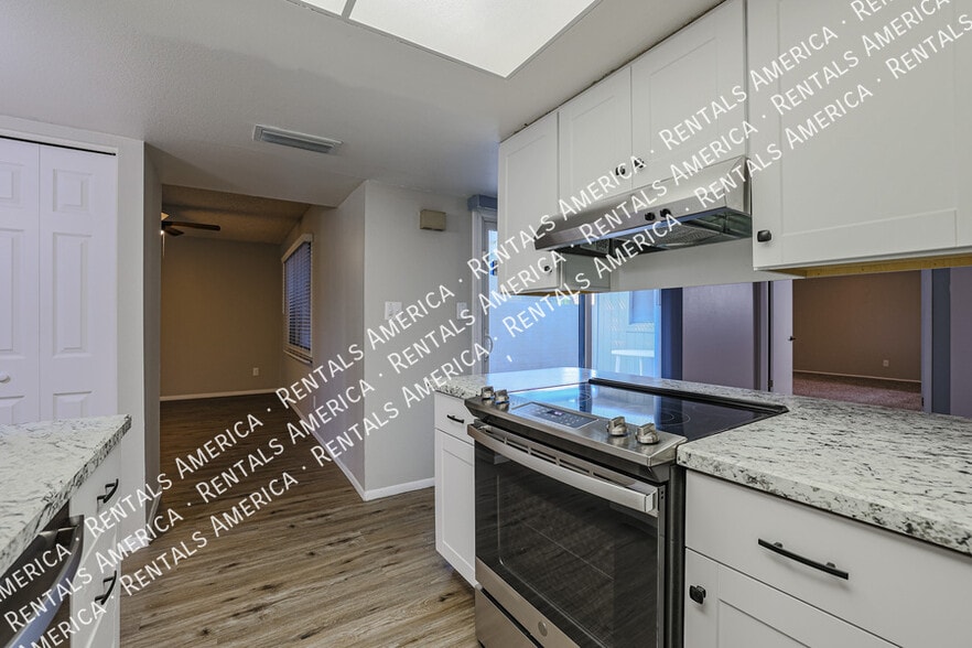 Building Photo - 5005 S Willow Dr