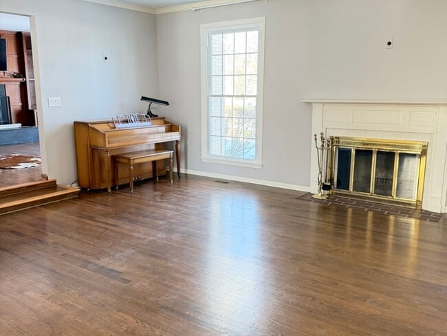 Building Photo - 145 Pine Tree Ln