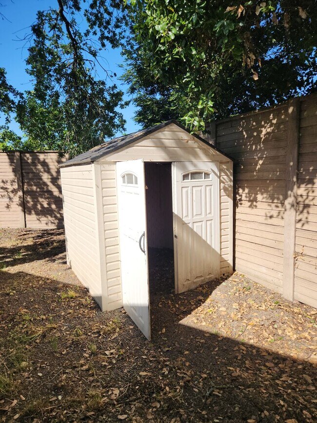 Building Photo - Lovely 3 bedrooms, 2 bathrooms located in ...