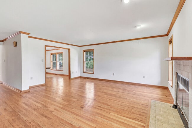 Building Photo - 142 Meadow St