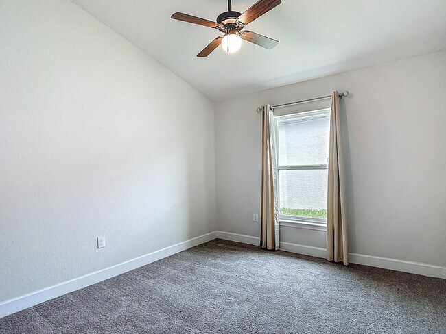 Building Photo - Welcome in to this beautiful Unfurnished -...