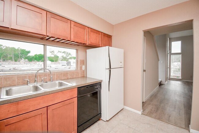 Building Photo - 10855 Meadowglen Ln