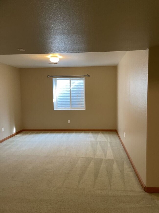 Building Photo - 4 Bed 2.5 Bath Home in Windsor