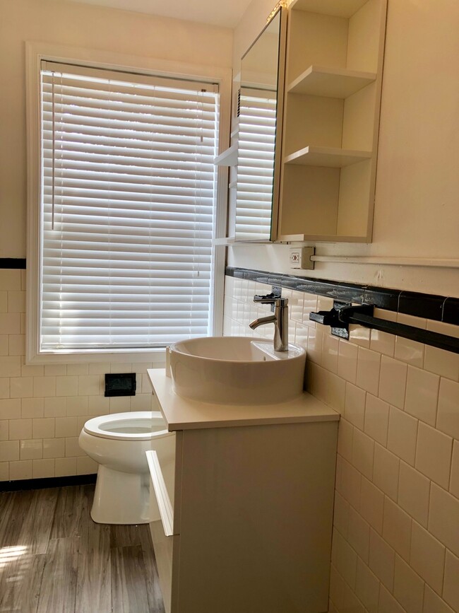 Building Photo - Updated 3 Bedroom Townhome - Edmondson/Hun...