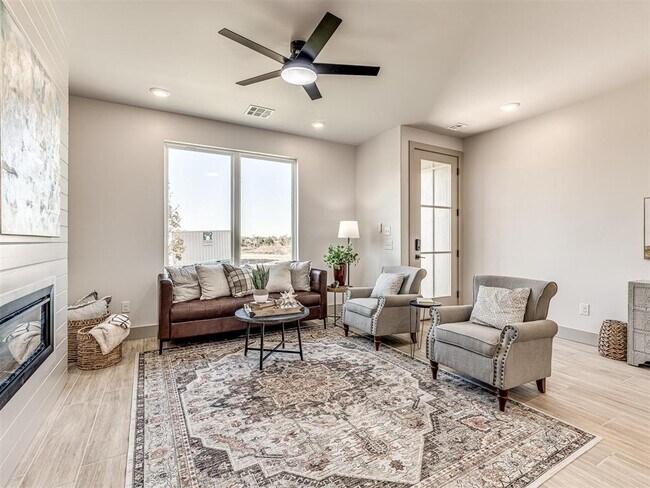 Building Photo - 2633 Crescent Ave