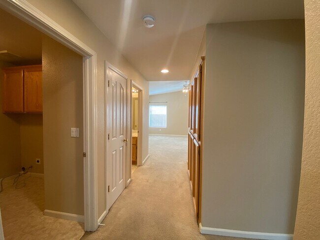 Building Photo - Cozy 3 Bedroom With A Large Den!