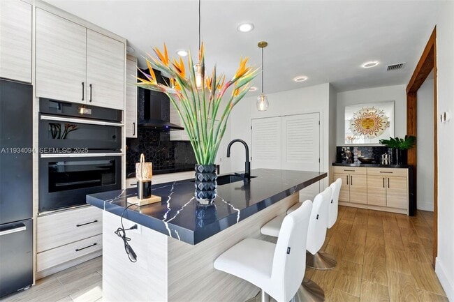 Building Photo - 1363 Biarritz Dr